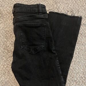 Zara jeans - size 6. Mid to high rise with a flare bottom. In great condition!